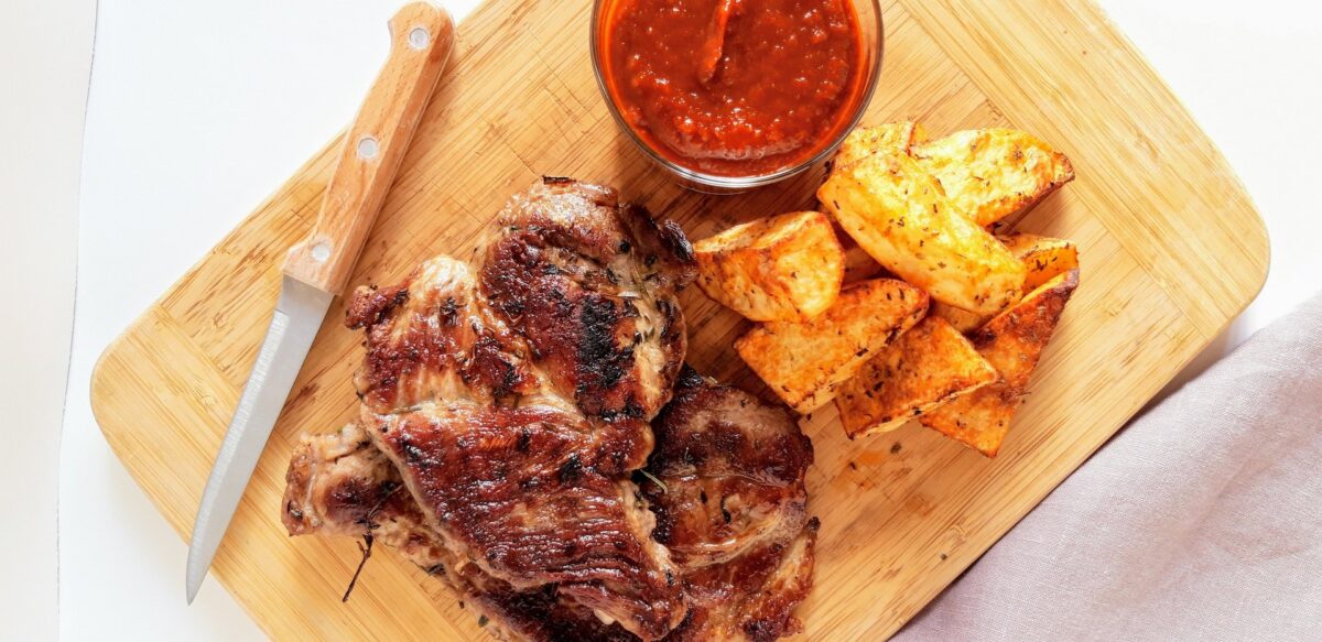 About me 5 Συνταγή Χοιρινές μπριζόλες με bbq sauce