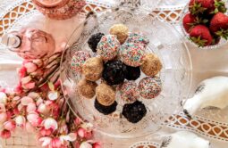 Τρουφάκια με σοκολάτα και φράουλες