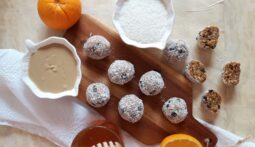 Τρουφάκια με ταχίνι και αποξηραμένα φρούτα