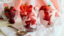 Παγωτό φράουλα με σιρόπι φράουλας και πετιμέζι