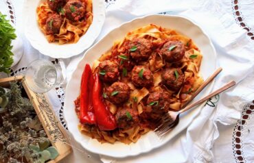 Κεφτεδάκια κοκκινιστά με χωριάτικες χυλοπίτες