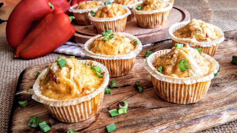 Αλμυρά muffinς με πιπεριά Φλωρίνης 12 Αλμυρά muffinς με πιπεριά Φλωρίνης