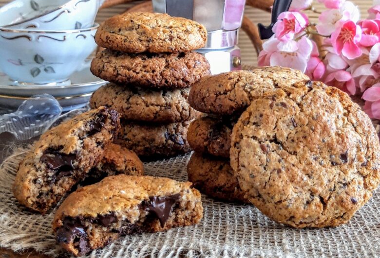 Cookies ολικής με μέλι και κομματάκια σοκολάτας 12 Cookies ολικής με μέλι και κομματάκια σοκολάτας