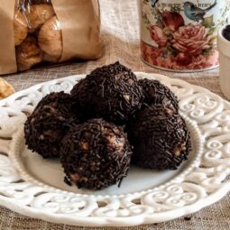 Τρουφάκια με ξερά σύκα και βρώμη