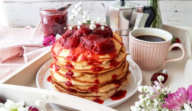 Pancakes με σάλτσα φράουλας 12 Pancakes με σάλτσα φράουλας
