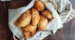 Τυροπιτάκια κουρού με γάλα και ελαιόλαδο