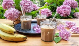 Smoothie με φυστικοβούτυρο , μπανάνες και πραλίνα φουντουκιού