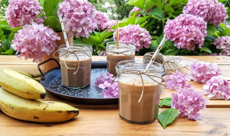 Smoothie με φυστικοβούτυρο , μπανάνες και πραλίνα φουντουκιού