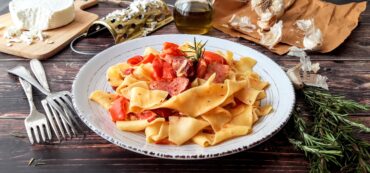 Παπαρδέλες με σύγκλινο Μάνης, πομοντόρια και πιπεριές Φλωρίνης