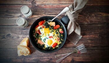 Τσιγαριαστά χόρτα με σύγκλινο και αυγά