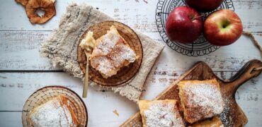 Μπουγάτσα με αφράτη κρέμα και μήλα