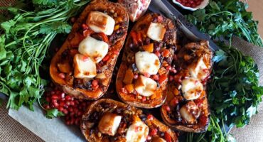 Ψητή γεμιστή κολοκύθα με λουκάνικα και τυρί Μαστέλο