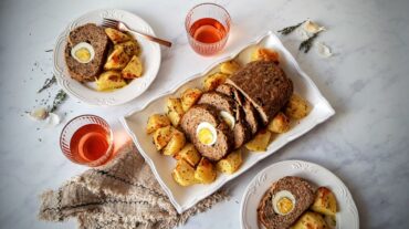 Γεμιστό ρολό κιμά με αυγά Βιολογικής Γεωργίας ΒΙΟ από τα Χρυσά Αυγά και πατάτες