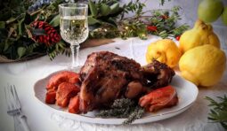 Χοιρινό κότσι στη γάστρα με κυδώνια