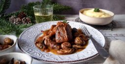 Μοσχαράκι με κάστανα και μανιτάρια