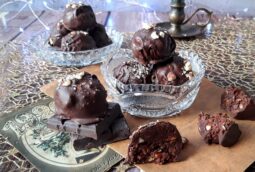 Τρουφάκια με μελομακάρονα και κουραμπιέδες