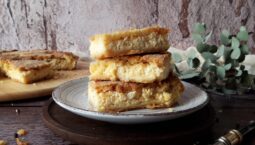 Τυρόπιτα με χωριάτικο φύλλο