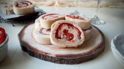 Ρολάκια με ψωμί του τόστ , αλλαντικά και τσάτνεϊ σύκο TO FILEMA TIS LELAS