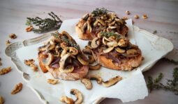 Μπρουσκέτες με καραμελωμένα κρεμμύδια , μανιτάρια και τσάτνεϊ κρεμμύδι με βαλσαμικό και λιναρόσπορο TO FILEMA TIS LELAS