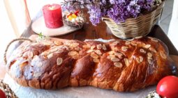 Τσουρέκι Πασχαλινό κορδαριστό