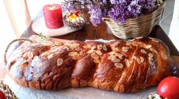 Τσουρέκι Πασχαλινό κορδαριστό