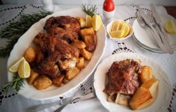 Αρνίσια σπάλα στο φούρνο με πατάτες, μουστάρδα, δενδρολίβανο και θυμάρι