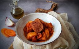 Μοσχαράκι ραγού με πατάτες φούρνου σαν τηγανιτές