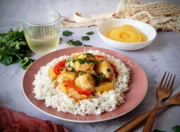 Κοτόπουλο με ανανά, κάρυ και chutney ανανά με πιπεριές και μπούκοβο TO FILEMA TIS LELAS