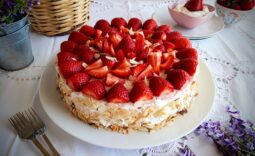 Ανοιξιάτικη τούρτα με φράουλες