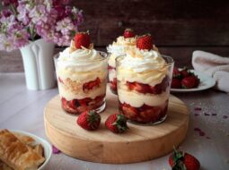 Εύκολο μιλφέιγ με κρέμα στιγμής και φράουλες