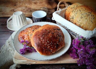 Μίνι τσουρέκια για αρχάριους με ξηρή μαγιά