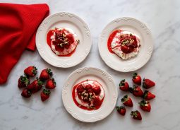 Μους λευκής σοκολάτας με γιαούρτι και καραμελωμένες φράουλες