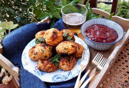 Αφράτα κεφτεδάκια κοτόπουλου στο φούρνο με chutney φράουλας