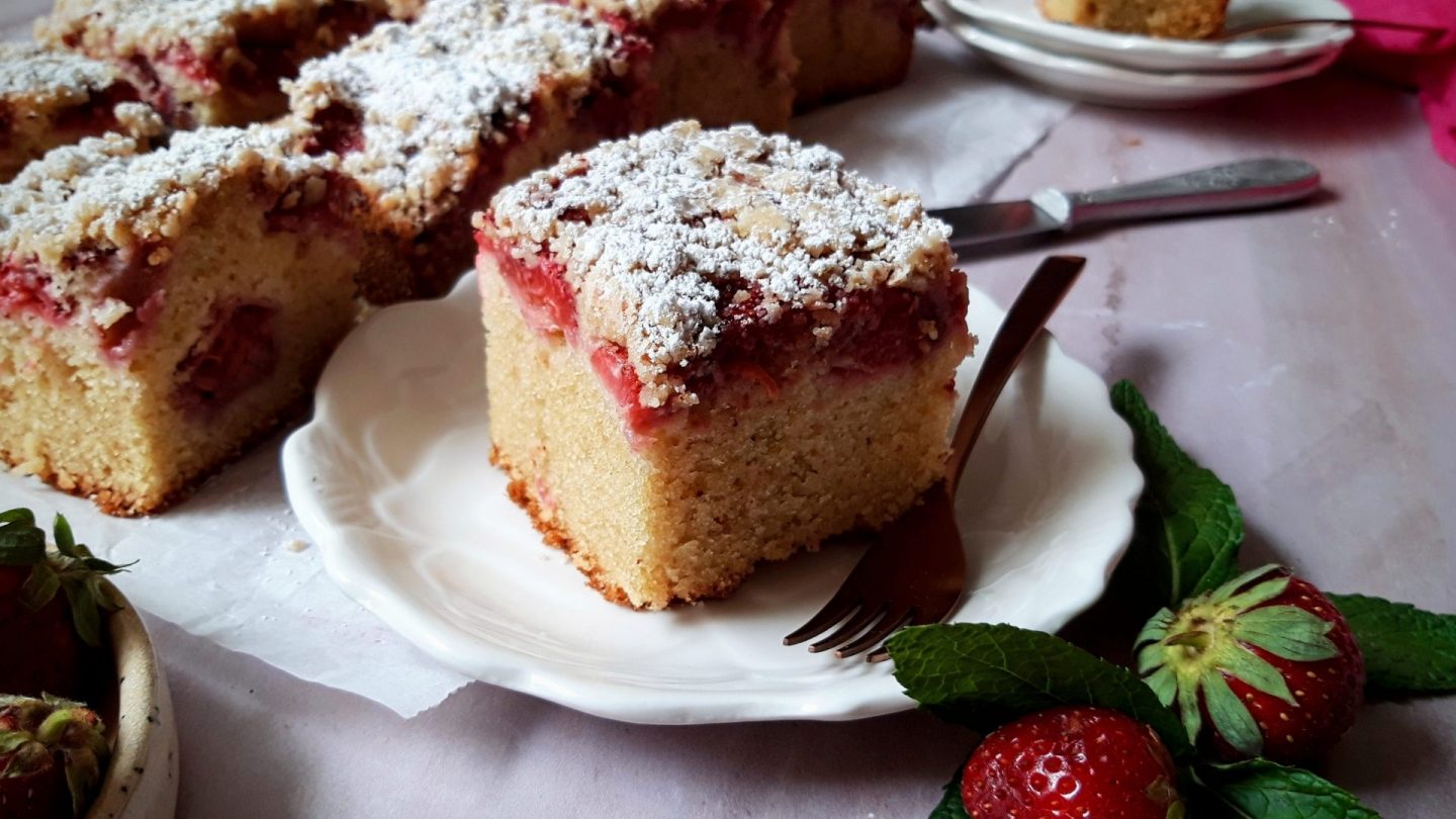 Αφράτο κέικ φράουλας με crumble