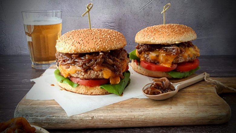 Cheeseburger με chutney κρεμμυδιού 13 Cheeseburger με chutney κρεμμυδιού