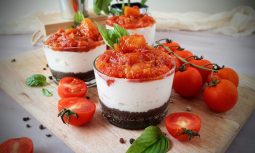 Αλμυρό cheesecake σε ποτήρια με chutney ντομάτας και εξωτικά φρούτα.