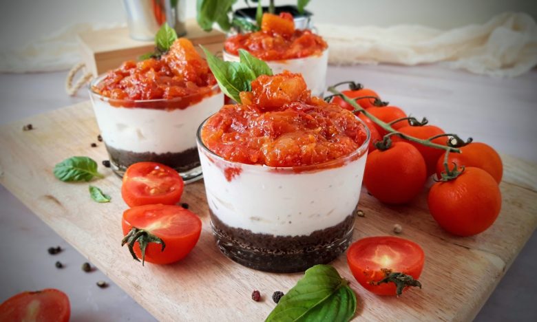 Αλμυρό cheesecake σε ποτήρια με chutney ντομάτας και εξωτικά φρούτα. 10 Αλμυρό cheesecake σε ποτήρια με chutney ντομάτας και εξωτικά φρούτα.