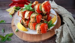 Σουβλάκια με μαριναρισμένο σολομό και λαχανικά