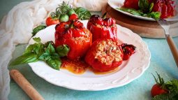 Πιπεριές γεμιστές με κινόα και μανιτάρια