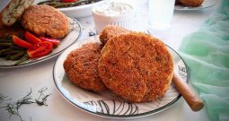 Μπιφτέκια ψαριού με δροσερό ντιπ γιαουρτιού