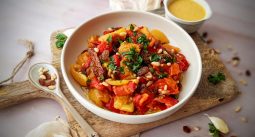 Σαλάτα με πολύχρωμες πιπεριές, κουκουνάρι και σταφίδες