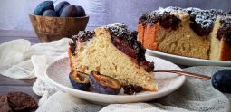 Κέικ με δαμάσκηνα και μπισκοτένιο crumble βρώμης με σοκολάτα