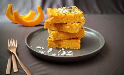 Κολοκυθόπιτα χωρίς φύλλο με κίτρινη κολοκύθα