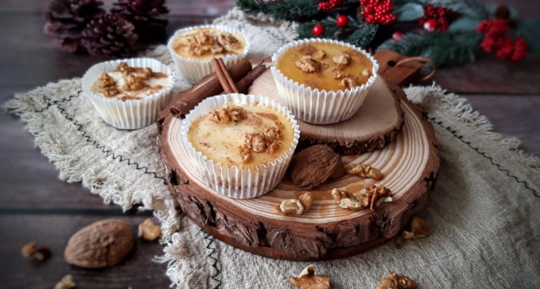 Μίνι cheesecake με κρέμα μελιού, καρύδια και κανέλα 7 Μίνι cheesecake με κρέμα μελιού, καρύδια και κανέλα