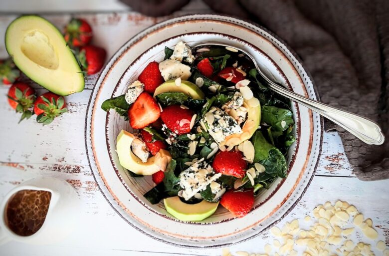 Σαλάτα με σπανάκι, φράουλες, αβοκάντο και blue cheese