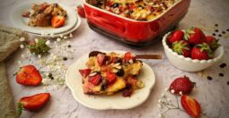 Πουτίγκα με τσουρέκι, σοκολάτα, φράουλες και bluberry