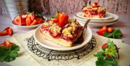 Μπισκοτένιες μπάρες cheesecake με φράουλες και crumble βρώμης