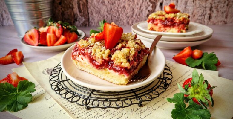 Μπισκοτένιες μπάρες cheesecake με φράουλες και crumble βρώμης 10 Μπισκοτένιες μπάρες cheesecake με φράουλες και crumble βρώμης