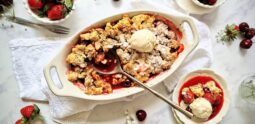 Cobbler με κεράσια, φράουλες και crumble αμυγδάλου