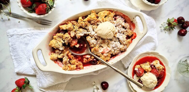 Cobbler με κεράσια, φράουλες και crumble αμυγδάλου